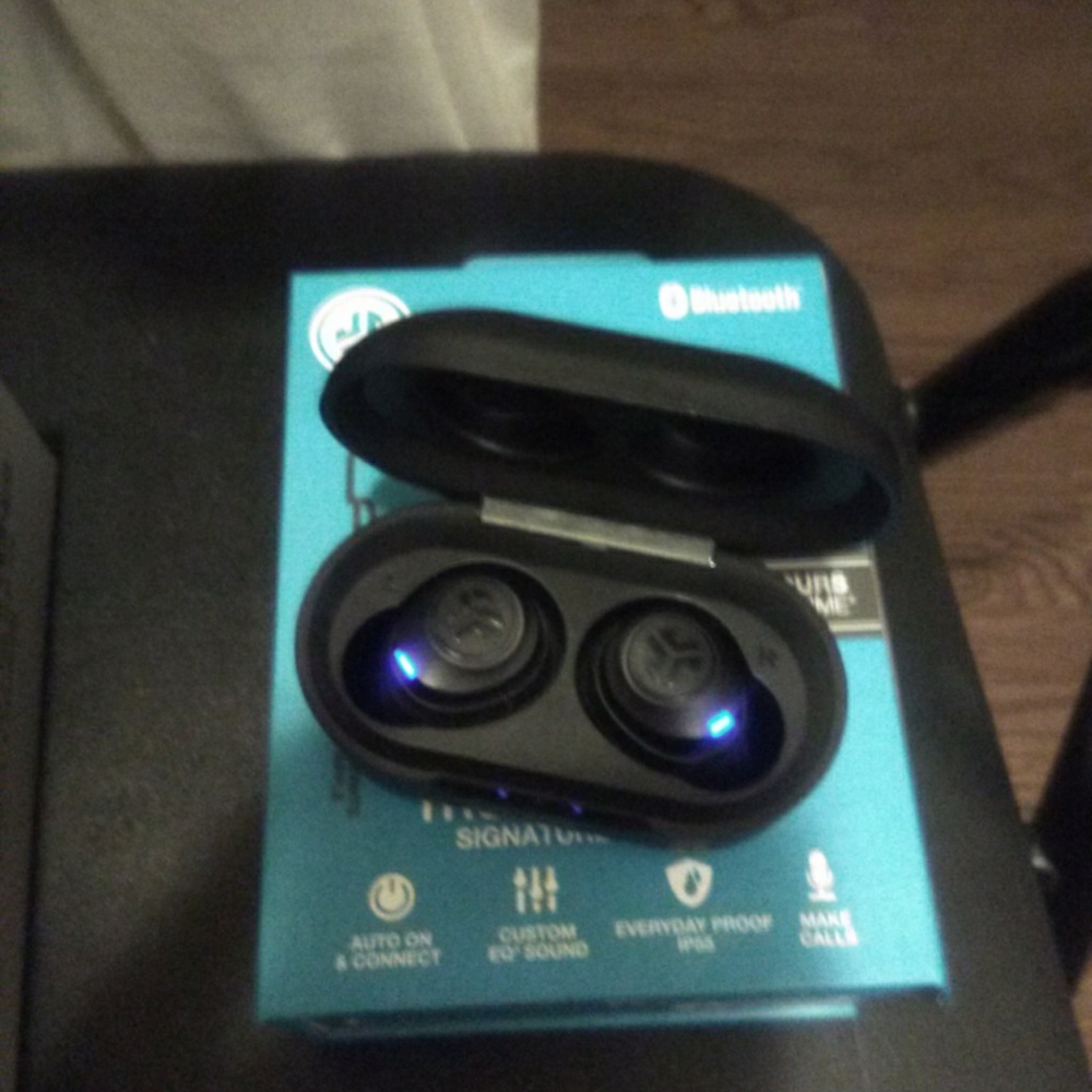 Wireless earbuds